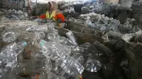 Sekitar 1,5 miliar botol bekas, akhirnya dikumpulkan menjadi sebuah gedung yang ramah lingkungan. (Liputan6.com/Harun Mahbub)