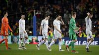 Para pemain Chelsea tampak lesu usai disingkirkan Barcelona pada laga Liga Champions di Stadion Camp Nou, Kamis (15/3/2018). Barcelona menang 3-0 atas Chelsea. (AP/Emilio Morenatti)