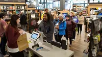 Pelanggan berbelanja buku di toko Amazon Books di University Village, Seattle, Washington, Selasa (3/11). Setelah 20 tahun mejual buku secara online, akhirnya Amazon membuka toko buku fisik pertamanya. (AFP Photo/Jason Redmond)