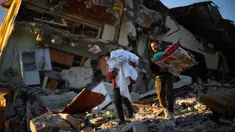 Warga memindahkan barang-barang dari rumah mereka yang hancur setelah gempa di Samandag, Turki, 16 Februari 2023. Otoritas Turki mengatakan setidaknya 38.044 orang telah tewas, sementara pemerintah Suriah dan PBB mengatakan lebih dari 5.800 orang tewas di sana. (AP Photo/Francisco Seco)