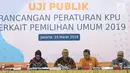 Ketua KPU, Arief Budiman (kedua kiri) menyampaikan Uji Publik Rancangan Peraturan KPU terkait Pemilu 2019 di Jakarta, Senin (19/3). Uji Publik diikuti perwakilan dari partai poltik peserta Pemilu 2019, LSM, dan PPATK. (Liputan6.com/Helmi Fithriansyah)