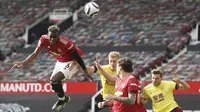 Gelandang Manchester United, Paul Pogba, menyundul bola saat melawan Burnley pada laga Liga Inggris di Stadion Old Trafford, Minggu (18/4/2021). MU menang 3-1 Burnley. (Martin Rickett/Pool via AP)