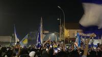Ribuan suporter PSIM menyambut kedatangan tim kesayangannya seusai menjuarai Pegadaian Liga 2. (Bola.com/Ana Dewi)
