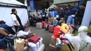 Calon penumpang menunggu bus yang akan mengangkut mereka ke berbagai kota di Terminal Antar Kota Antar Provinsi Kampung Rambutan, Jakarta, Rabu (18/3/2026). Jelang Lebaran 2026, Terminal Antar Kota Antar Provinsi Kampung Rambutan, Jakarta, dipadati calon penumpang yang akan berangkat menuju kampung halaman. (Kapanlagi.com/Budy Santoso)