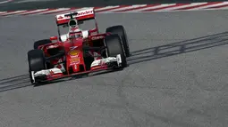 Pebalap Ferrari, Kimi Raikkonen, menjadi yang tercepat dengan waktu 1 menit 23,477 detik pada sesi pertama hari ke-4 tes pramusim di Sirkuit Catalunya, Barcelona, Spanyol, Kamis (25/2/2016). (Reuters/Sergio Pere)