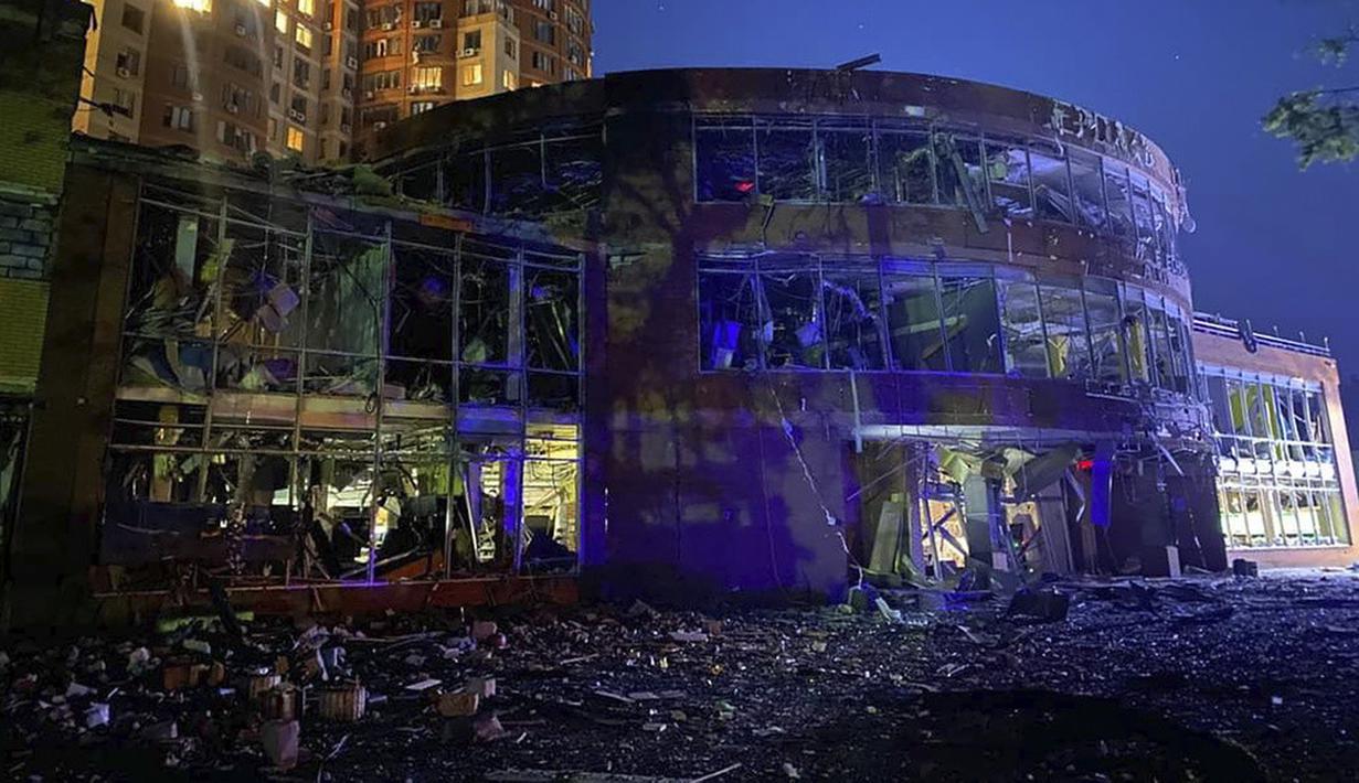 <p>Rusia meluncurkan empat rudal jelajah ke Kota Odesa, kata komando Selatan Angkatan Bersenjata Ukraina. Militer mengatakan sebelumnya bahwa dua rudal dihancurkan sebelum mengenai sasaran mereka. (Ukrainian Emergency Situation Press Office via AP)</p>