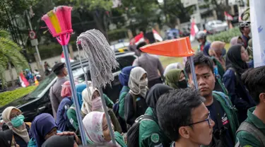 Sejumlah massa yang tergabung dalam BEM Seluruh Indonesia menggelar aksi di depan Gedung KPU, Jakarta, Selasa (23/4). Dalam Aksi #Mahasiswakawalkpu tersebut mendesak KPU RI segera menyelesaikan permasalahan pemilu. (Liputan6.com/Faizal Fanani)