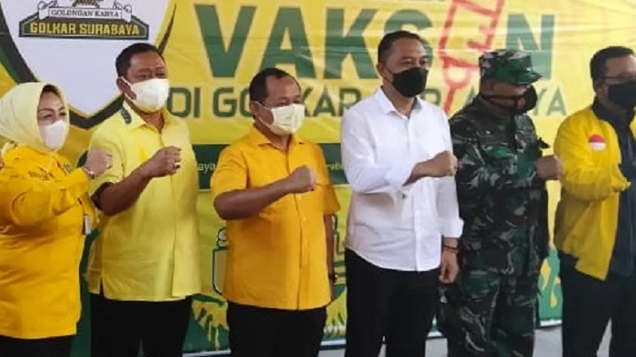 Eri Cahyadi menghadiri vaksinasi yang digelar Golkar Surabaya. (Dian Kurniawan/Liputan6.com)