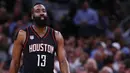 Pebasket Houston Rockets, James Harden, tampak kecewa usai kalah dari San Antonio Spurs pada laga semifinal wilayah barat NBA di AT&T Center, San Antonio, Rabu (3/5/2017). Spurs menang 121-96 atas Rockets. (AFP/Ronald Martinez)