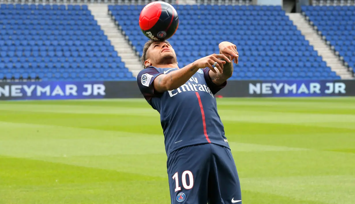 Aksi pemain Brasil, Neymar Jr saat mengontrol bola dengan kepalanya usai resmi berseragam klub Paris Saint-Germain (PSG) di acara konpers di sebuah stadion sepak bola di Paris, Prancis (4/8). (AP Photo/Michel Euler)
