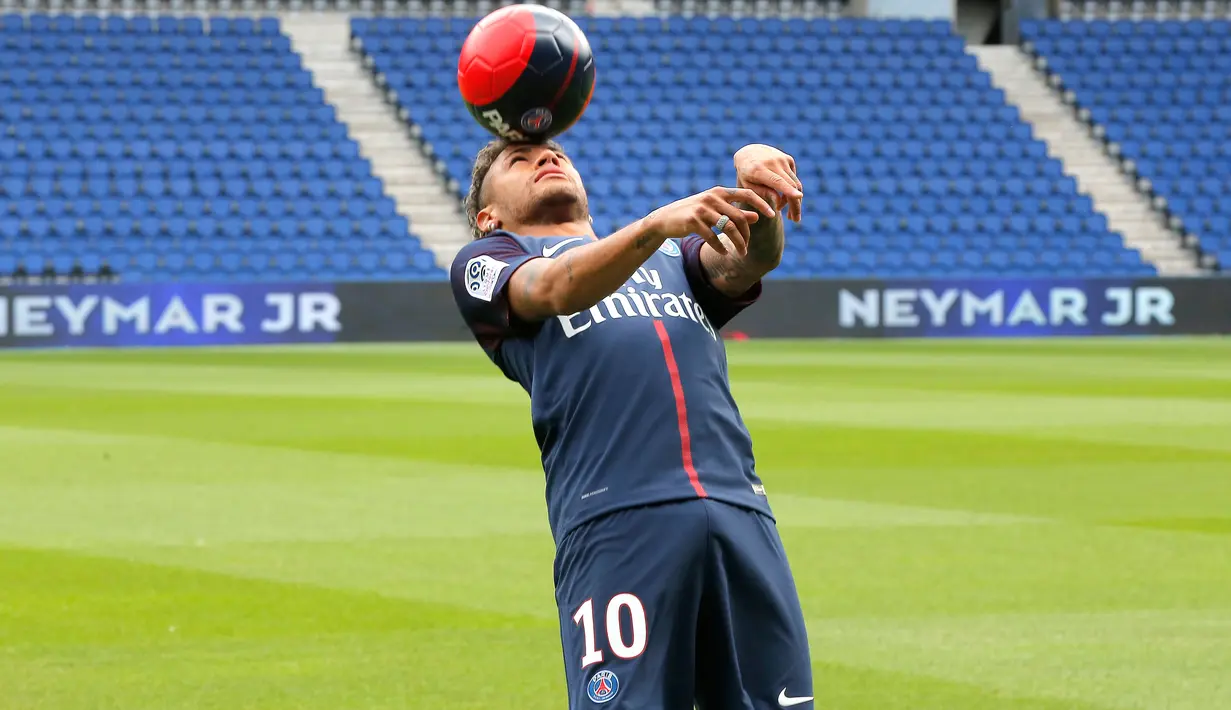 Aksi pemain Brasil, Neymar Jr saat mengontrol bola dengan kepalanya usai resmi berseragam klub Paris Saint-Germain (PSG) di acara konpers di sebuah stadion sepak bola di Paris, Prancis (4/8). (AP Photo/Michel Euler)