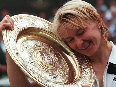 Jana Novotna, petenis asal Ceko saat memenangi gelar tunggal putri Wimbledon 1998 mengalahkan petenis Prancis,  Nathalie Tauziat 6-4, 7-6. (AFP/Pascal Pavani)