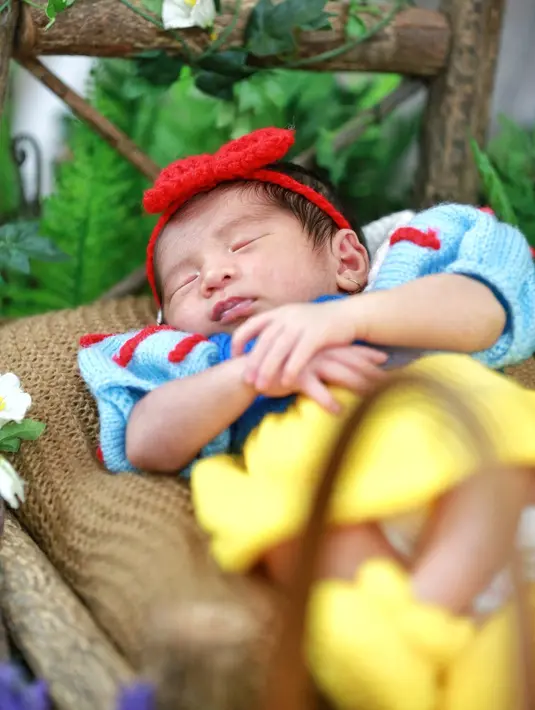 Kanara sedang tertidur pulas. Pemotretan berlangsung di kediamannya di kawasan Pondok Pinang, Jakarta Selatan, Kamis (20/10). (Adrian Putra/Bintang.com)