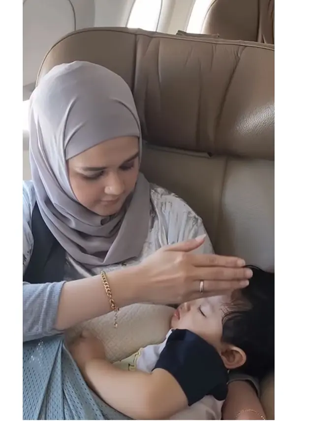 Merasa Sangat Rindu, Ini 6 Potret Cut Meyriska Ziarah ke Makam Ayah di Aceh