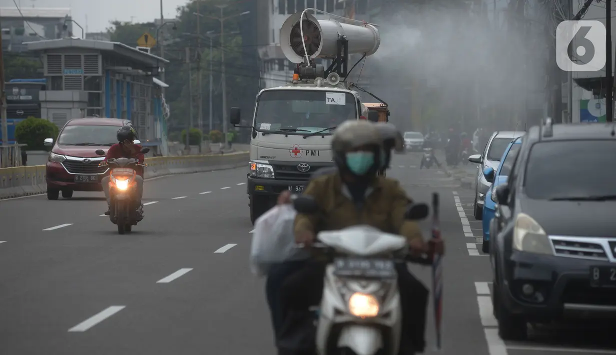 Palang Merah Indonesia (PMI) melakukan penyemprotan cairan disinfektan di jalan protokol kawasan Jakarta, Selasa (13/7/2021). Penyemprotan dengan mobil gunners spraying yang mampu menjangkau lebih dari 10 meter ini guna menekan dan mencegah penyebaran COVID-19. (merdeka.com/Imam Buhori)