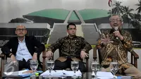 Pelapor kasus pembelian lahan RS Sumber Waras ke KPK Amir Hamzah (kanan) memberikan pendapatnya disaksikan Anggota Komisi II DPR Arteria Dahlan (tengah) dan Aktivis Iwan Piliang dalam diskusi di Jakarta, Kamis (8/10/2015).  (Liputan6.com/Johan Tallo)