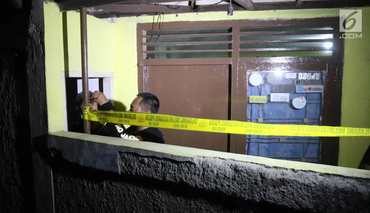 Polisi memasang garis polisi di lokasi  perampokan disertai pembunuhan di komplek TNI AL Pondok Labu, Jakarta, Kamis (5/4). Peristiwa terjadi saat korban menjalani salat Maghrib di kamar tengah. (Liputan6.com/Arya Manggala)