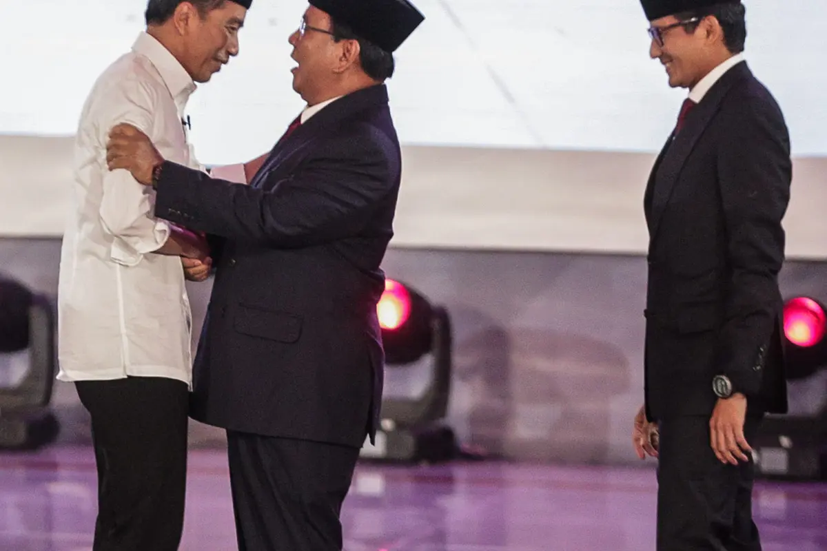 Peluk Hangat Jokowi - Prabowo Akhiri Debat Perdana Pilpres 2019