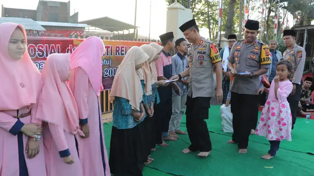 Kapolres Garut AKBP Budi Satria Wiguna bersama Wakapolres Kompol Abdul Kholik tengah memberikan santunan bagi anak yatim piatu dalam rangkaian HUT Bhayangkara ke-73 tahun ini