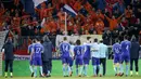 Para pemain Belanda menyapa suporter usai mengalahkan Portugal pada laga persahabatan di Stade de Geneve, Swiss, Senin (26/3/2018). Portugal kalah 0-3 dari Belanda. (AP/Salvatore Di Nolfi)