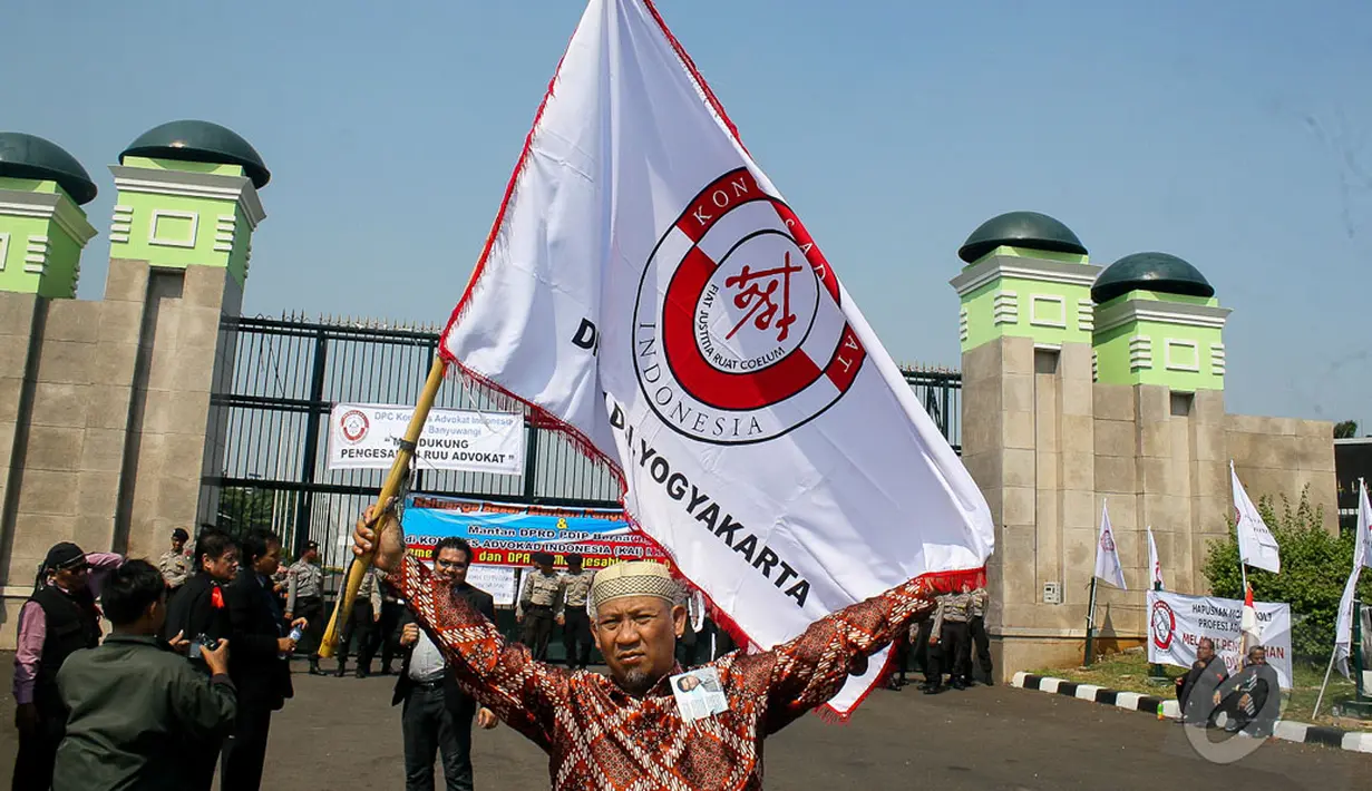 Di depan gerbang DPR, puluhan advokat menggelar spanduk dan poster berisi harapan disahkannya RUU. Orasi diselingi teriakan yel-yel perjuangan dikumandangkan para penegak keadilan itu, Jakarta, Rabu (24/9/2014) (Liputan6.com/Faizal Fanani)