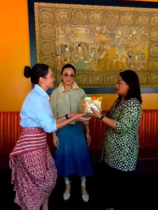 Terbaru ia bergabung dengan Dharma Wanita KBRI Washington. Penampilannya yang makin elegan ala ibu pejabat  mencuri perhatian netizen.