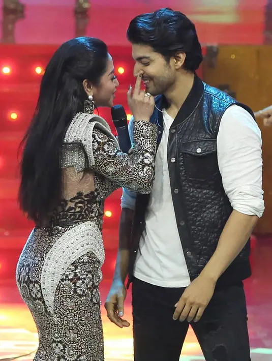 Dalam episode ke-2 yangdigelar di Teater Tanah Airku Taman Mini Indonesia Indah, di panggung megah terlihat Dewi sedang tampil begitu romantis bersama Gurmeet Choudhary.  (Bambang E.Ros/Bintang.com)
