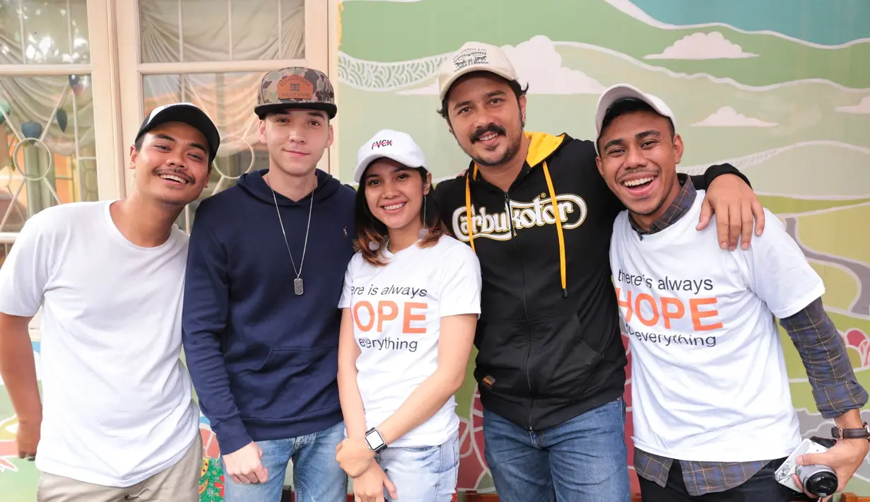 Mengunjungi panti sosial ini bukan hal yang pertama bagi Stefan William. Stefan sering kali memanfaatkan waktunya untuk ke panti disaat memiliki waktu kosong. (Adrian Putra/Bintang.com)