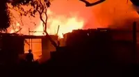 Ratusan rumah semi permanen di kawasan Simprug hangus terbakar