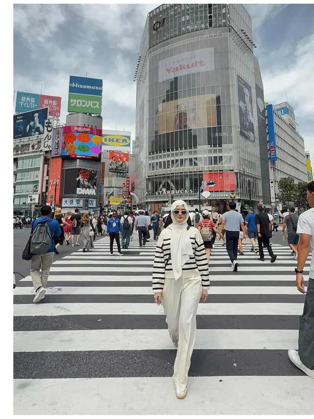 6 Gaya Inara Rusli Liburan di Jepang, Tampil Modis dengan Warna Pastel