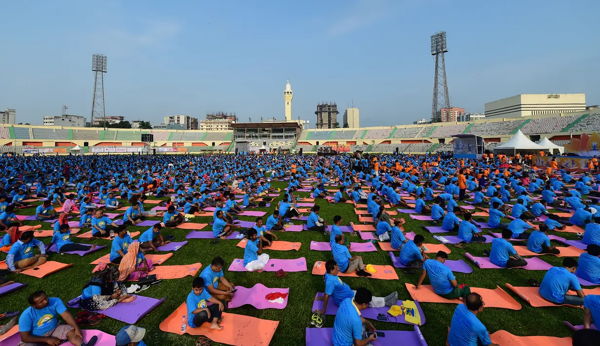 Suasana yoga massal untuk memperingati Hari Yoga Internasional yang jatuh pada 21 Juni di Dhaka, Bangladesh, Kamis (21/6). (AFP PHOTO/MUNIR UZ ZAMAN)