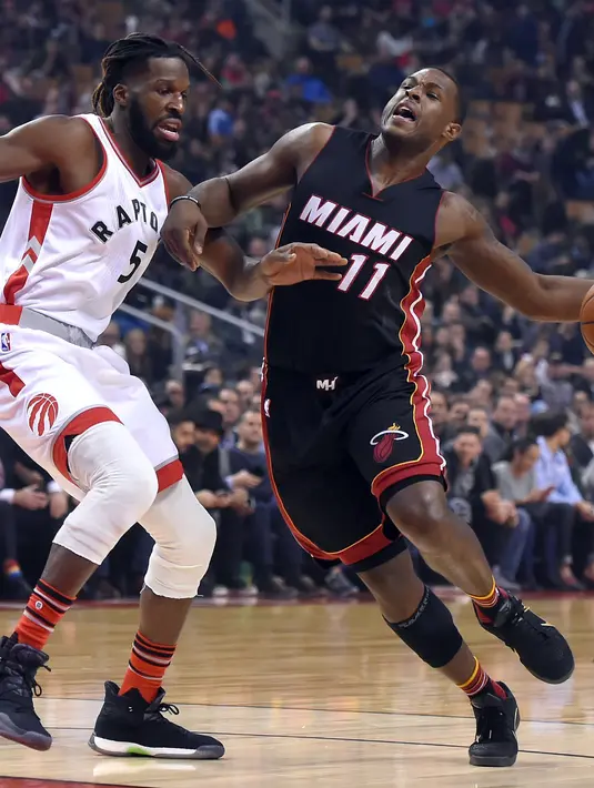 Pemain Toronto Raptors, DeMarre Carroll (kiri) menghadang laju pemain Miami Heat, Dion Waiters (kanan) pada laga NBA di Air Canada Centre, (4/11/2016). Raptors menang 96-87. (Reuters/Dan Hamilton-USA TODAY Sports)