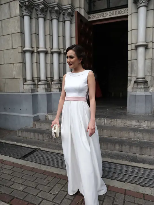 Pemeran Shandy Aulia hadir dengan mengenakan busana tanpa lengan warna putih. Dalam akun Instagram, ia memohon maaf tidak sempat foto bareng pengantin lantaran buru-buru. (Nurwahyunan/Bintang.com)