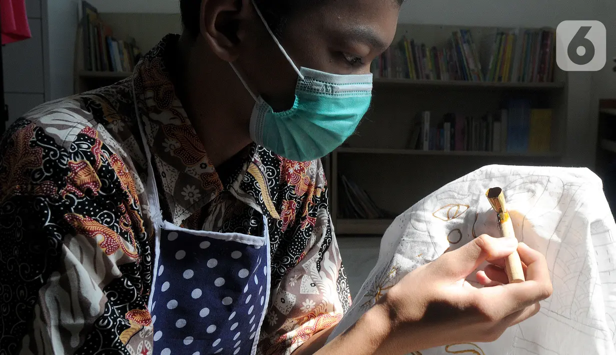 Anak berkebutuhan khusus (ABK) penyandang tunarungu belajar membatik yang diselenggarakan oleh Yayasan Griya Bina Karya di gerai ABK UMKM di Pasar Gintung, Ciputat, Tangsel, Minggu (2/10/2021). Kegiatan ini dalam rangka memperingati Hari batik Nasional 2 Oktober. (merdeka.com/Arie Basuki)