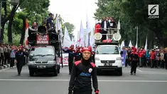 Massa buruh menggelar aksi mengatasnamakan kesejahteraan di Hari Kerja Layak Internasional.