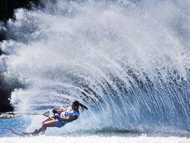 Delfina Cuglievan dari Peru sedang berlomba di nomor slalom Ski Air Pan American Games 2015 di Toronto, Kanada. (20/72015). (AFP PHOTO/POOL/MARK BLINCH)