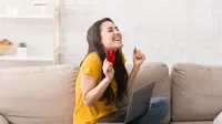 Ilustrasi wanita gembira dapat promo belanja. (Shutterstock/Prostock-studio)