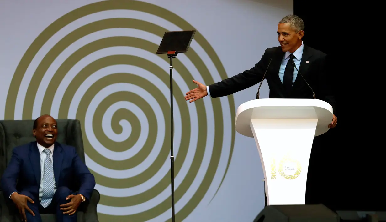 Mantan presiden AS Barack Obama (kanan) berbicara dalam Kuliah Tahunan Nelson Mandela ke-16 dengan ditemani Patrice Motsepe (kiri) di Wanderers Stadium, Johannesburg, Afrika Selatan, Selasa (17/7). (AP Photo/Themba Hadebe)