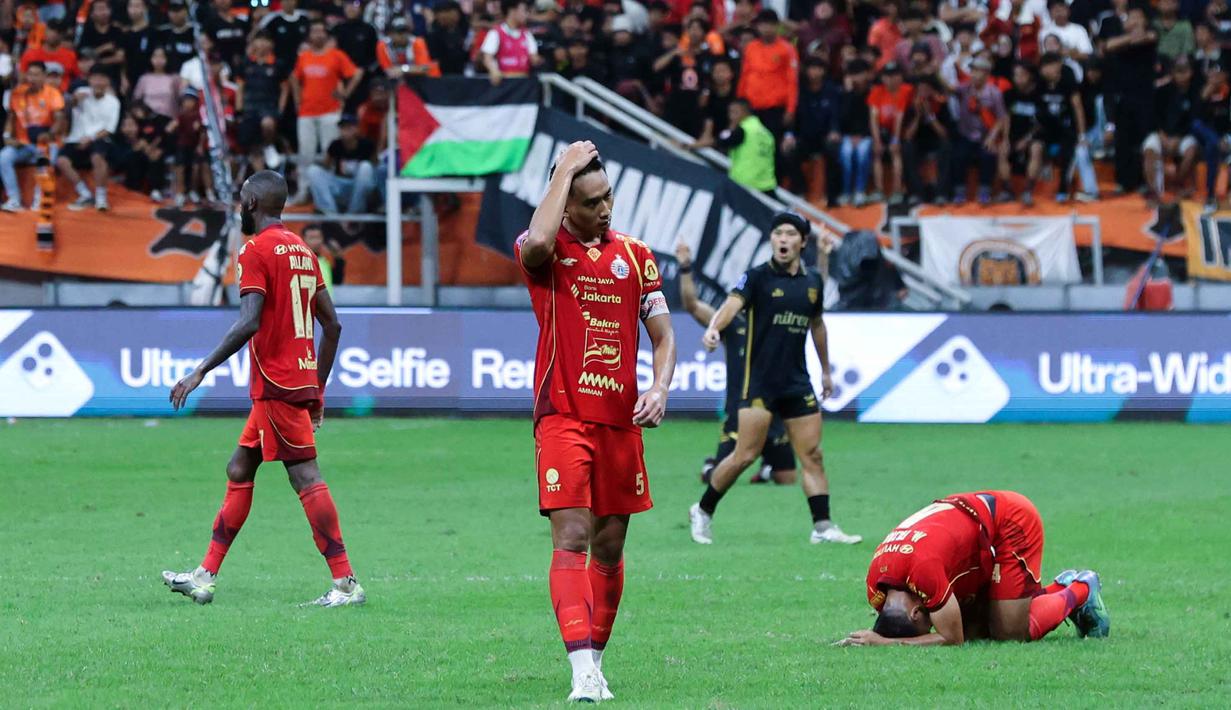 Ekspresi pemain Persija, Rizky Ridho Ramadhani (tengah) usai bertanding melawan Borneo FC pada laga pekan ke-24 BRI Super League 2025/2026 di Jakarta International Stadium, Selasa (3/3/2026) malam WIB. Menjamu Borneo FC pada pekan ke-24 BRI Super League 2025/2026, Persija Jakarta gagal meraih poin penuh. (Bola.com/M Iqbal Ichsan)
