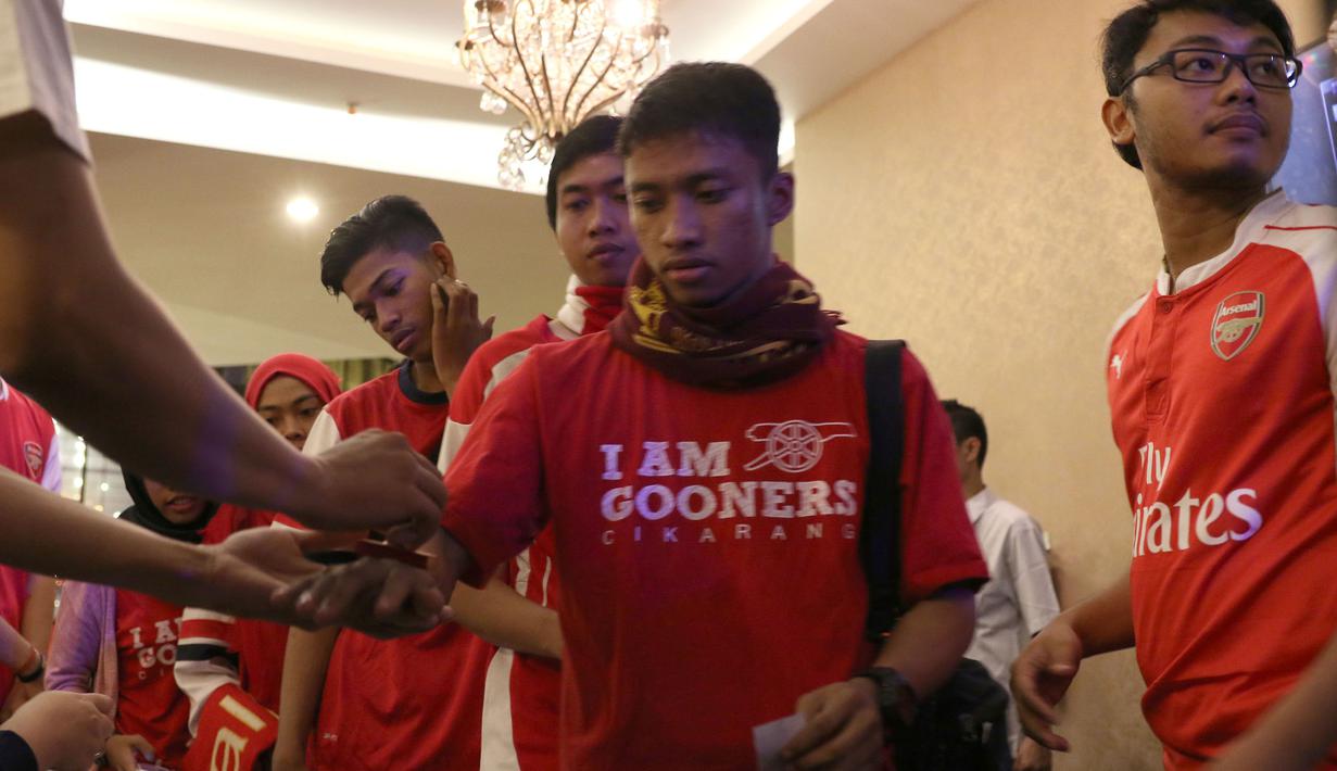 Suporter Arsenal saat akan memasuki arena nonton bareng Liga Premier Inggris antara Chelsea melawan Arsenal di Hotel Amaroossa Grande, Bekasi. Sabtu (19/9/2015). (Bola.com/Arief Bagus)