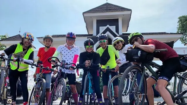 [Fimela] Nirina Zubir dan Sepedanya