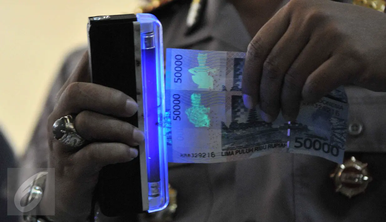 Polres Jakarta Barat merilis uang palsu, Jakarta, Jumat (25/9/2015). Tersangka dan barang bukti alat pencetak uang palsu berhasil diamankan petugas. (Liputan6.com/Gempur M Surya)