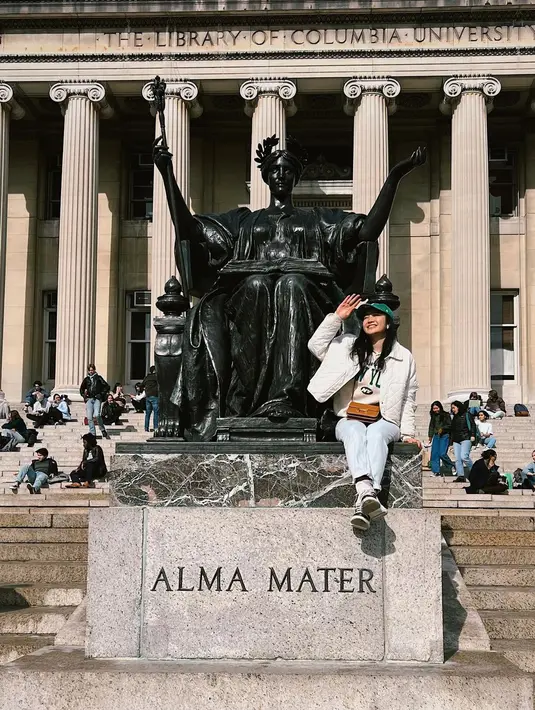 Winter look juga bisa dipresentasikan dengan nuansa serba kasual. Terlihat di sini, Febby Rastanty mengenakan dalaman bermotif tulisan yang ditumpuknya dengan jacket, dipadu dengan celana jeans, sneakers, dan topi hijau. Foto: Instagram.