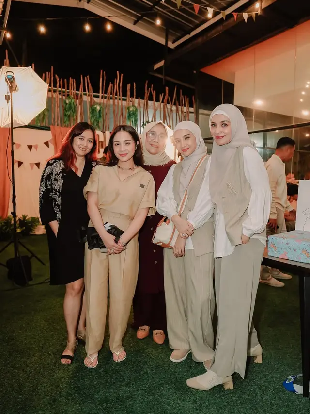 Outfit Earthy Tone Tamu Artis di Ultah Humaira Anak Zaskia Sungkar, Siapa Paling Stylish?