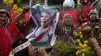 Dukun Peru memegang foto pemain sepak bola Peru Paolo Guerrero saat ritual keberuntungan tim nasional di luar Stadion Nasional di Lima, Peru, Senin, 11 September 2023. (AP Photo/Martin Mejia)