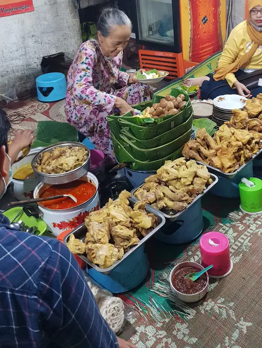 Dari jam 17.00 hingga tengah malam, Bu Widodo siap melayani pelanggan setianya/copyright Ayu Kinanti