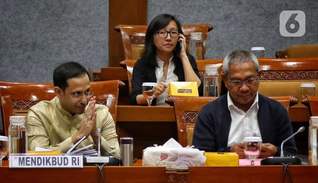 Menteri Pendidikan dan Kebudayaan, Nadiem Makarim bersiap  (kiri) Rapat Kerja dengan Komisi X DPR di kompleks Parlemen, Senayan, Jakarta, Kamis (20/2/2020). Rapat membahas anggaran tahun 2020 dan seputar isu terkait Pembayaran SPP lewat layanan Gopay. (Liputan6.com/Johan Tallo)
