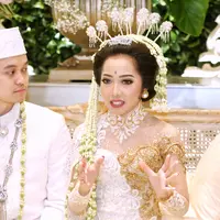 Pemain film Salawaku, Karina Salim (25) resmi dipersunting Aldy Primanda (25). Acara berlangsung khidmat dan lancar di ballroom Thamrin Nine pada Sabtu, 18 Maret 2017 sekitar pukul 09.00 WIB. (Adrian Putra/Bintang.com)