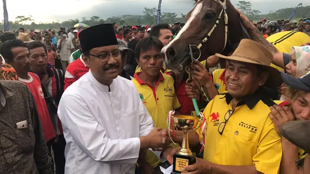 Gus Ipul memberikan piala dalam lomba pacuan kuda