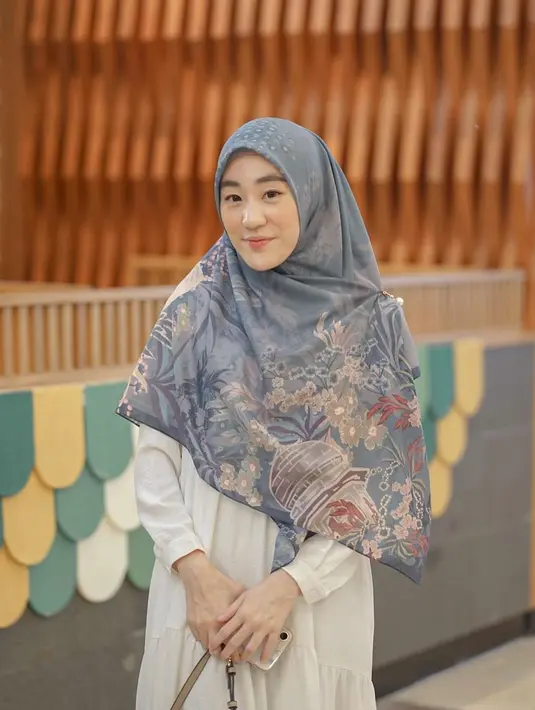 Ia juga cukup senang dengan motif, terutama yang masih ngeblend dengan warna busana. Tema floral termasuk salah satu favoritnya. (Instagram @larissachou)